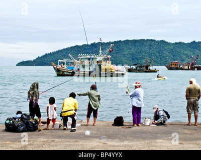 Pescatore di uomini e donne la pesca in Kota Kinabalu, Kudat Peninsula, Sabah Borneo, Malaysia Foto Stock