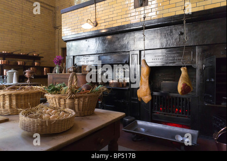 Cragside storica casa Northumberland UK - Interni - la cucina con la gamma open e spiedo appendiabiti Foto Stock