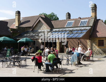 Cragside storica casa Northumberland UK - La sala da tè e persone mangiare fuori in estate Foto Stock