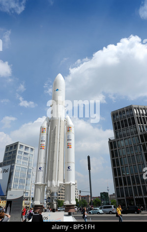 Razzo Ariane 5 in Potsdamer Platz Berlino Germania Deutschland Europa Foto Stock