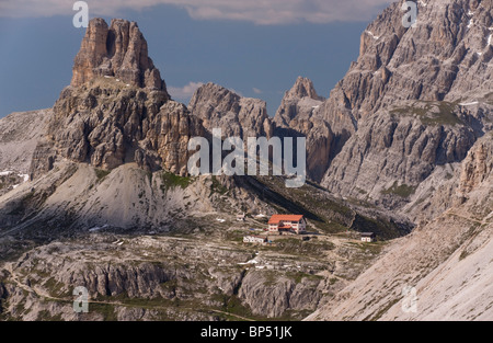 Alta montagna paesaggio dolomitico, con rifugio Locatelli, sulle Tre Cime di Lavaredo, Dolomiti, Italia. Foto Stock