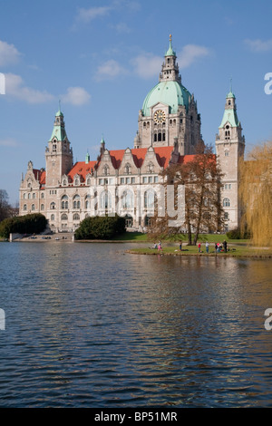 MASCHTEICH STAGNO DI FRONTE AL NUOVO PALAZZO COMUNALE, MASCHPARK PARK, Hannover, Bassa Sassonia, Germania Foto Stock