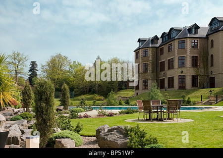 Vista sul giardino della struttura Pennyhill Park Luxury Hotel & Spa, exterior grounds architettura, Bagshot Surrey, Inghilterra, Regno Unito, GB, Europa UE Foto Stock