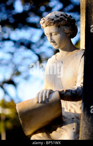 Monumento ai caduti in guerra con una scultura in marmo di una figura femminile, eventualmente un angelo leggendo i nomi dei defunti. Foto Stock