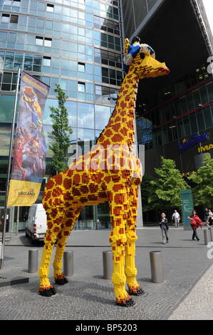 La giraffa fatta di Lego Potsdamer Platz Berlino Germania Deutschland Europa Foto Stock