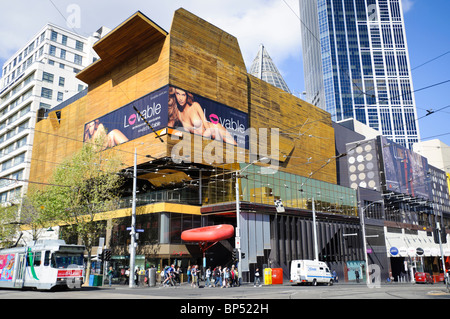 Esterno del Melbourne Central Shopping Centre, Australia. Rivestimento in legno produce un contemporaneo. Foto Stock