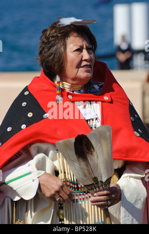 Femmina di nativi americani (Cheyenne) attivista ambientale in costume tradizionale. Foto Stock