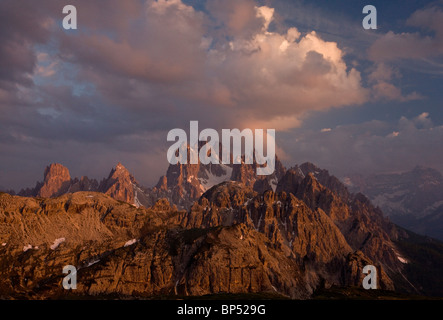 I Cadini di Misurina massiccio, dalle Tre Cime di Lavaredo, luce della sera e le nuvole, nelle Dolomiti, Italia. Foto Stock