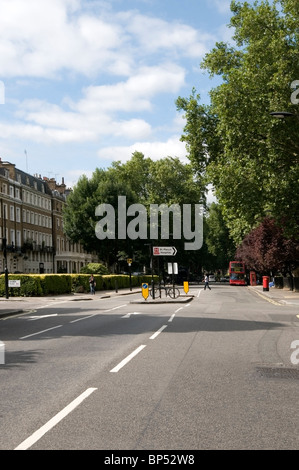 Sussex Gardens road in prospettiva, persone, rosso casella postale, bus, noleggio alla stazione di Paddington a Londra, Inghilterra, Regno Unito, Europa UE Foto Stock