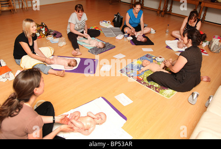 Massaggio del bambino. Foto Stock