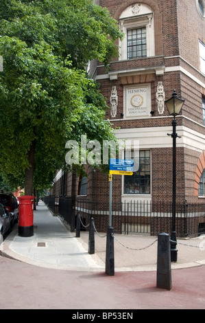 Sir. Alexander Fleming scoprì la penicillina memorial, Ospedale segni e rosso casella postale a Londra, Regno Unito, Europa UE Foto Stock