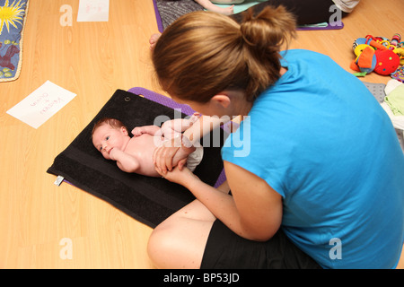 Massaggio del bambino. Foto Stock