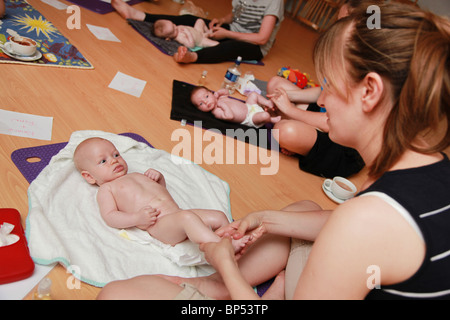 Massaggio del bambino. Foto Stock