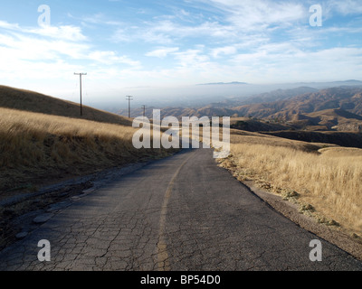 Vecchio ranch road che si affaccia sulla valle di San Fernando nella città di Los Angeles, California. Foto Stock