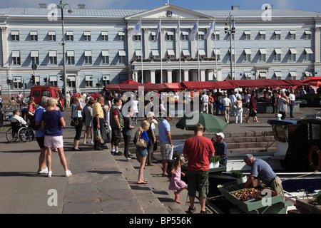 Finlandia, Helsinki, la piazza del mercato, persone Foto Stock