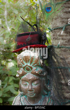 Red steampunk-style mini top hat con un pavone piume e compensazione nero Foto Stock