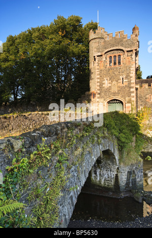 Ponte sul Fiume Glenarm portando ad una torre-porta del parco di Glenarm Castle, nella contea di Antrim, Irlanda del Nord Foto Stock