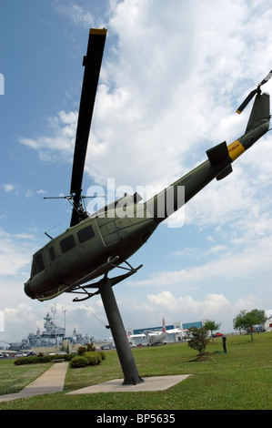 Parte della guerra del Vietnam Memorial a USS Alabama Battleship Memorial Park Mobile in Alabama Bell VH-1N Huey elicottero Foto Stock