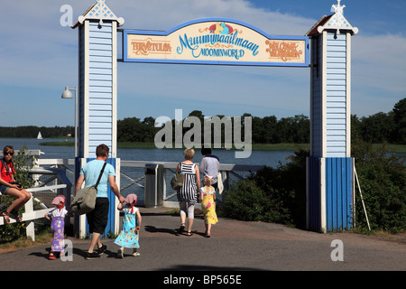 Finlandia, Naantali, Muumimaailmaan Moominworld, parco dei divertimenti di ingresso, persone, Foto Stock