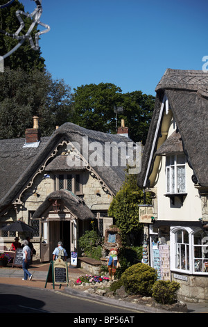 I turisti che si godono il fascino dei vecchi cottage con tetto di paglia a Shanklin Old Village, Isle of Wight, Hampshire UK nel mese di giugno Foto Stock