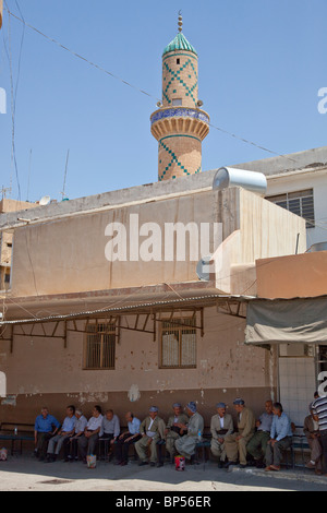 Kurish uomini iracheni in una locanda in Dohuk, Iraq Foto Stock