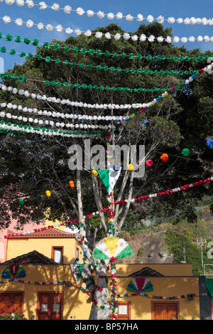 Alcune delle migliaia di fiori di carta che vengono utilizzati per decorare le case alberi e mura come parte delle feste lustrales in Gar Foto Stock