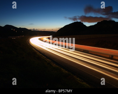 Mountain Pass traffico notturno in una trafficata California Freeway. Foto Stock