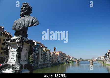 Statua di Benvenuto Cellini sul Ponte Vecchio di Firenze (Italia). Foto Stock