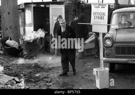 Inverno di scontento Londra. Sciopero ufficiale del sindacato dei lavoratori municipali e generali. Picchetto presso lo scarico dei rifiuti, 1970s UK 1979 HOMER SYKES Foto Stock