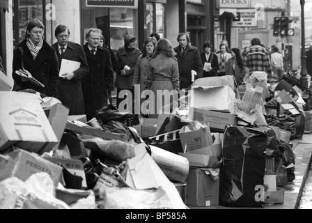 Inverno del malcontento Londra 1970s Regno Unito. La spazzatura si accumula nelle strade della zona ovest di Londra. Bin men Strike 1979 Industrial action UK HOMER SYKES Foto Stock