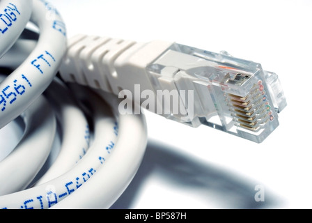 Cavo UTP su sfondo bianco. Focus sul connettore RJ45. Foto Stock