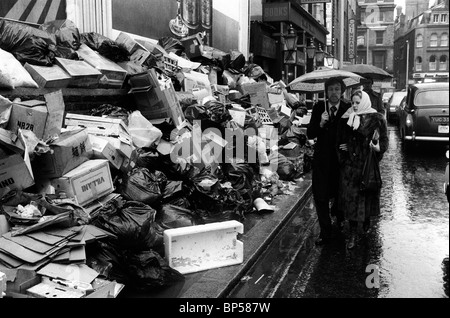 Inverno di scontento Londra. I rifiuti si accumulano nelle strade del West End di Londra. Bin uomini colpire 1979 anni '70 Regno Unito HOMER SYKES Foto Stock