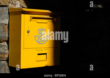 Postbox giallo di Spagna trovati nel villaggio rurale di Burbia. Foto Stock