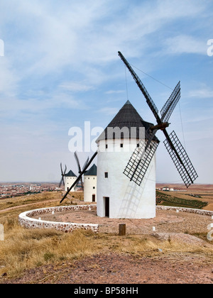 Mulini a vento in una riga a Alcazar de San Juan (La Mancha: Don Chisciotte's land) Foto Stock