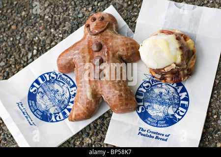 Uomo di acero ciambella di vetrate e una crema di formaggio smerigliati cinnamon roll da Sluy's Bakery in Poulsbo, Washington. Foto Stock