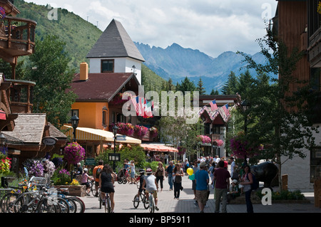 Scena di strada a Vail Colorado guardando verso il Gore Mountain Range Foto Stock