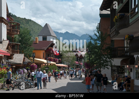 Scena di strada a Vail Colorado guardando verso il Gore Mountain Range Foto Stock