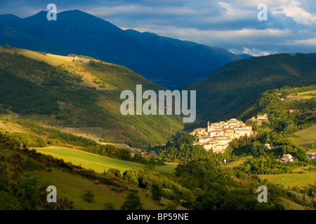 La città medievale di Preci in Valnerina, Parco Nazionale dei Monti Sibillini, Umbria Italia Foto Stock