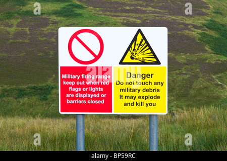 Segnale di avvertimento per i confini del Ministero della difesa va vicino a Otterburn nel Parco nazionale di Northumberland Foto Stock