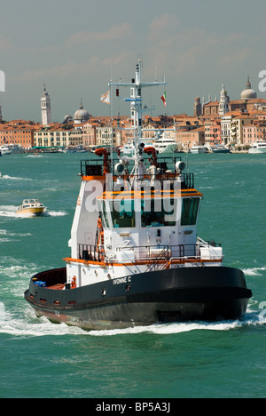 Rimorchiatore sul Canale della Giudecca, l'approccio a Venezia, Italia vicino a Lido di Venezia.. Foto Stock