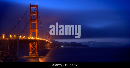 Il Golden Gate Bridge al tramonto con il Marin Headlands in background Foto Stock