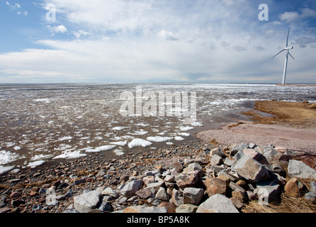 Ultimi pezzi del mare di ghiaccio in corrispondenza di primavera e di grandi dimensioni a turbina eolica , Finlandia Foto Stock