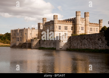 Il Castello di Leeds nel Kent, Inghilterra, circondata dal fiume Len Foto Stock