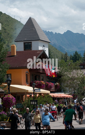 Scena di strada a Vail Colorado guardando verso il Gore Mountain Range Foto Stock