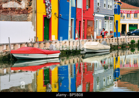 Portogallo: tipica strada nella città lagunare Aveiro Foto Stock