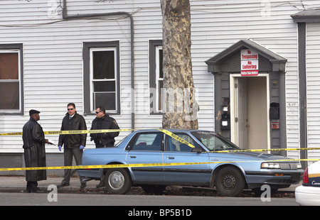 New Haven CT investigatori della polizia sulla scena di un omicidio Foto Stock