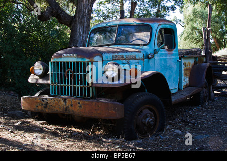 Vecchio 4x4 Dodge alimentazione raccoglitore rimorchio Foto Stock