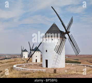 Mulini a vento in una riga a Alcazar de San Juan (La Mancha: Don Chisciotte's land) Foto Stock