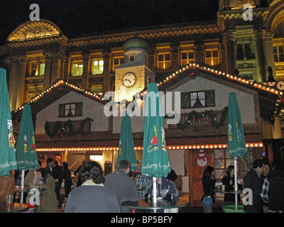 Bar a Francoforte nel mercato di Natale con il Municipio per la parte posteriore di Birmingham West Midlands, Inghilterra, Regno Unito, Europa occidentale. Foto Stock