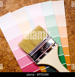 Pennello e campioni di vernice Foto Stock